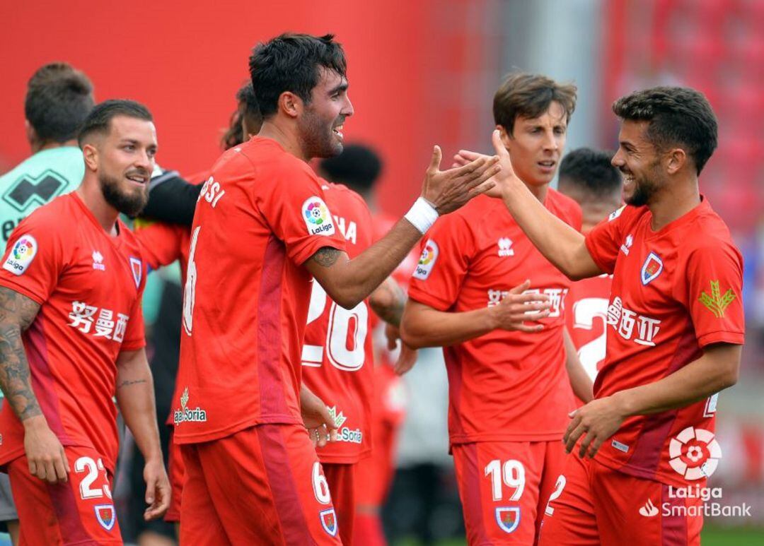 Alberto Escassi celebra su gol junto sus compañeros.