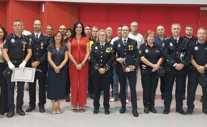 La concejala Gemma Allué, junto a la alcaldesa y varios miembros de la plantilla de la Policía Local