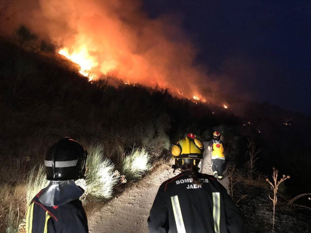 Los Bomberos de Jaén trabajan en el incendio de Jimena