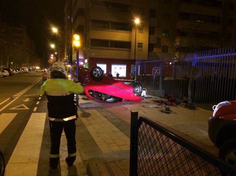 El coche ha chocado contra el colegio Hilarión Gimeno, en la avenida Puente del Pilar