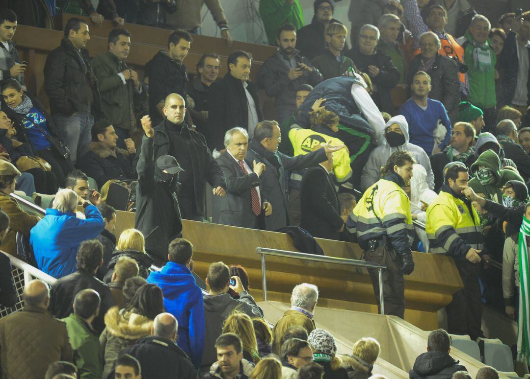 El entonces presidente del Almería, Alfonso García, con corbata roja, intentó defender a Harry de los asaltantes.
