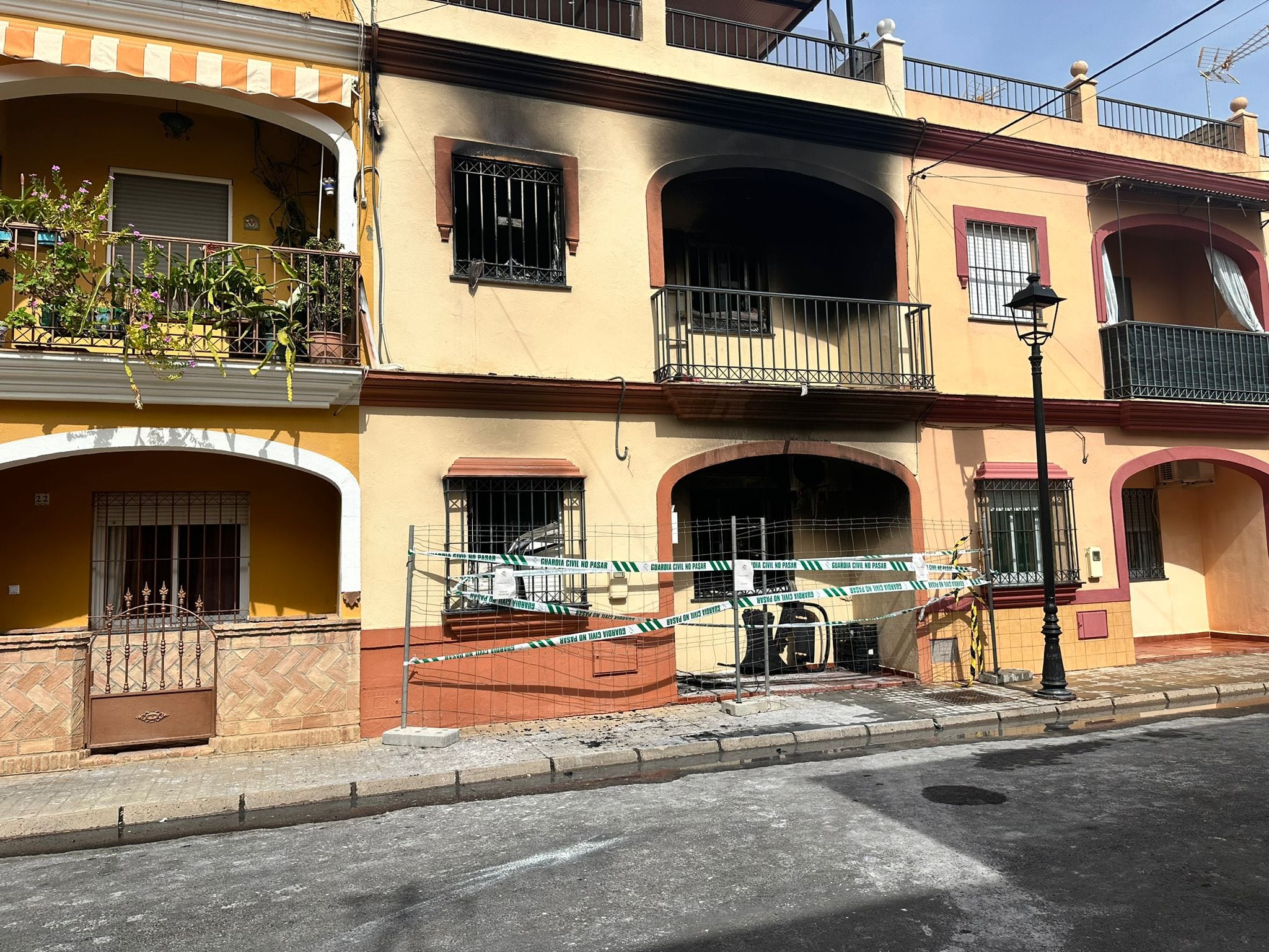 Fachada de la vivienda incendiada en Sevilla donde ha fallecido una familia de cuatro personas