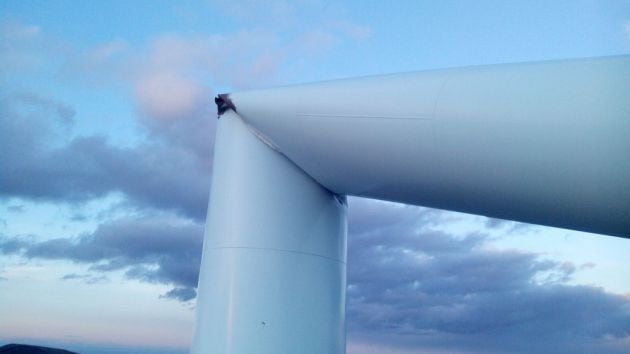 Así quedó el aerogenerador de este parque situado en el Moncayo, entre las provincias de Soria y Zaragoza