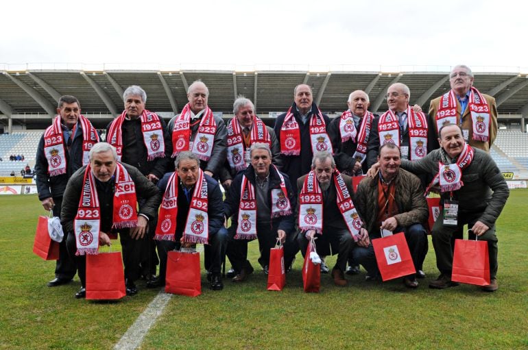 Manolín (utillero); Mundo, Larraz, Casas, Piñán, Félix, Marianín y Larrauri Ide pie) y Diego, Ovalle, Villafañe, Pepín, Gerardo y Zuazaga (abajo).