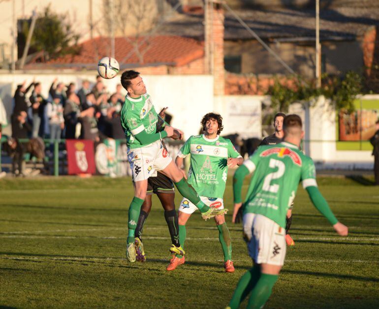 Víctor Gordón salta de cabeza ante la mirada de Cristian y Víctor Andrés