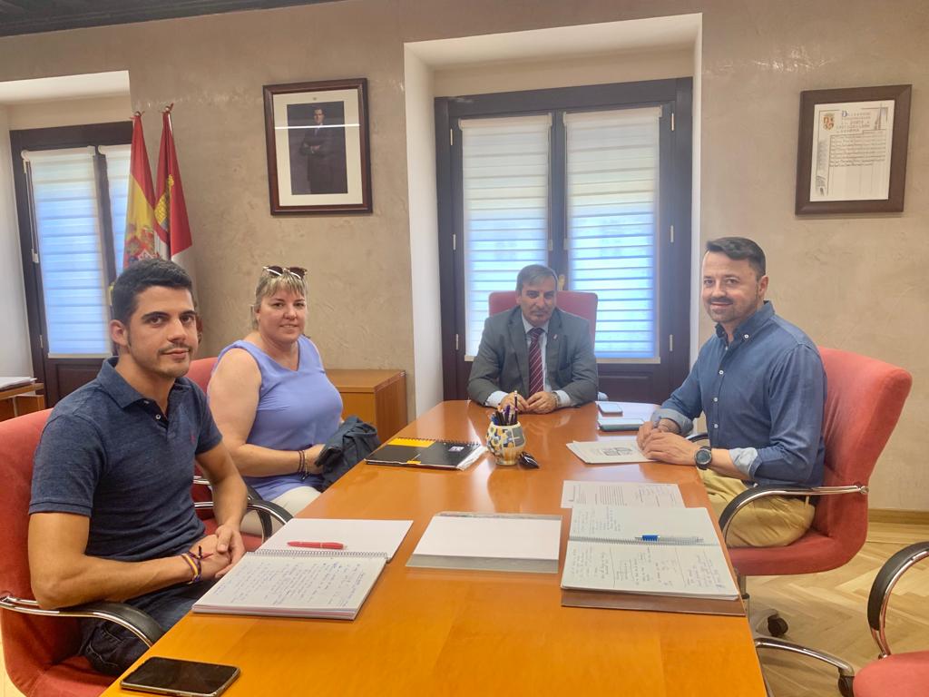 Marta Calvo y Ángel Campanario alcaldesa y teniente de alcalde de Hontalbilla en la reunión con los responsables de la Junta