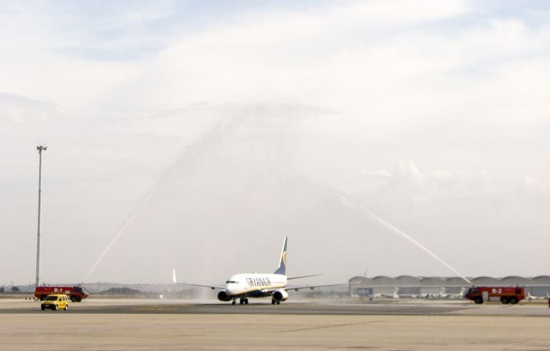 Llegada a San Pablo del primer vuelo de la línea que conectará Sevilla con Berlín, y que opera Ryanair