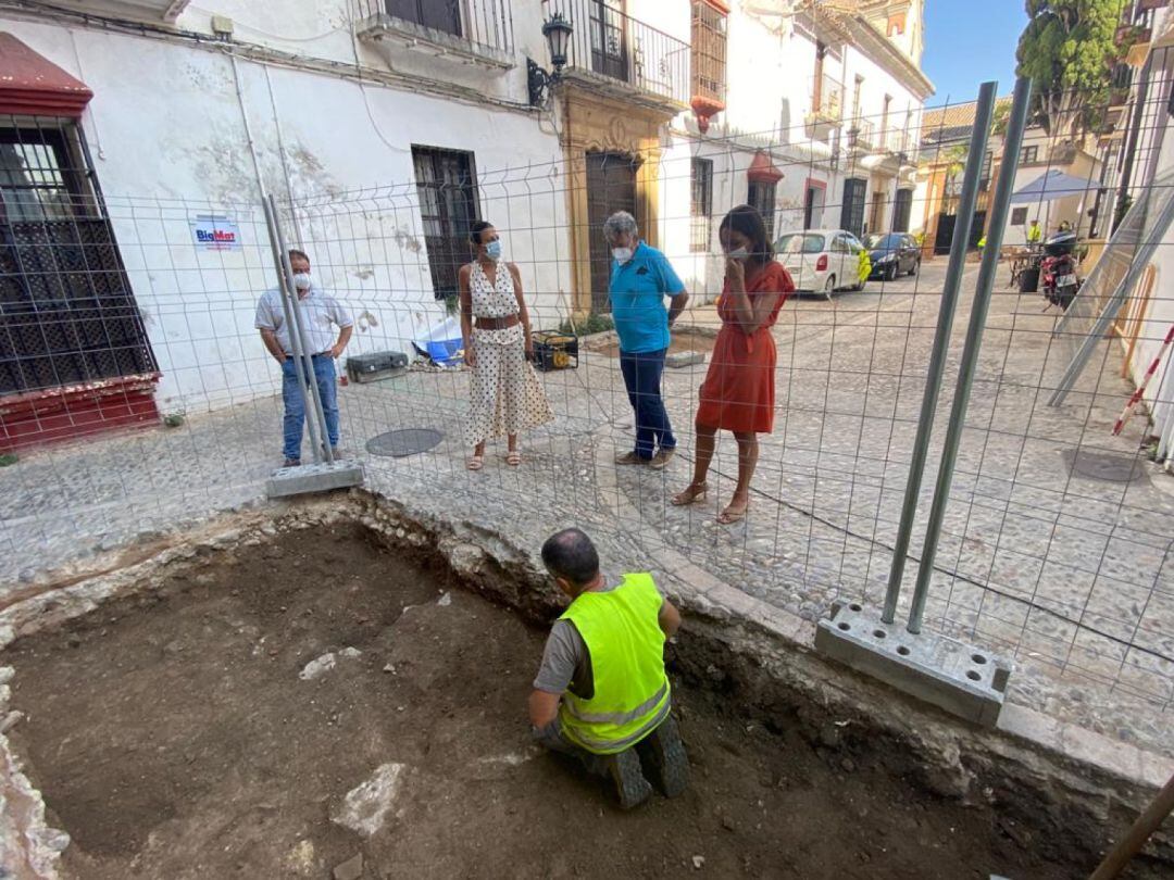 La alcaldesa, Mari Paz Fernández, y la concejala de Obras, Concha Muñoz, han visitado el hallazgo