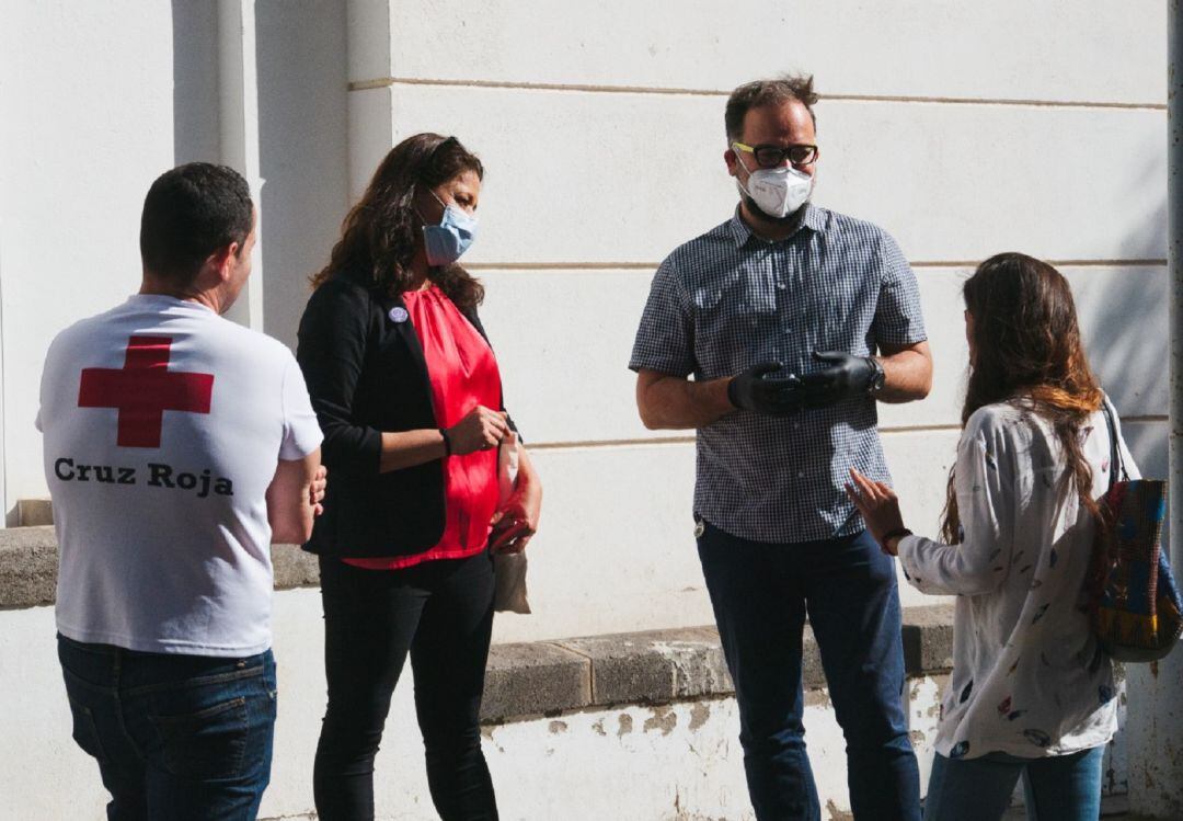 Los consejeros de LEP Sí Podemos visitando uno de los albergues provisionales durante el confinamiento.