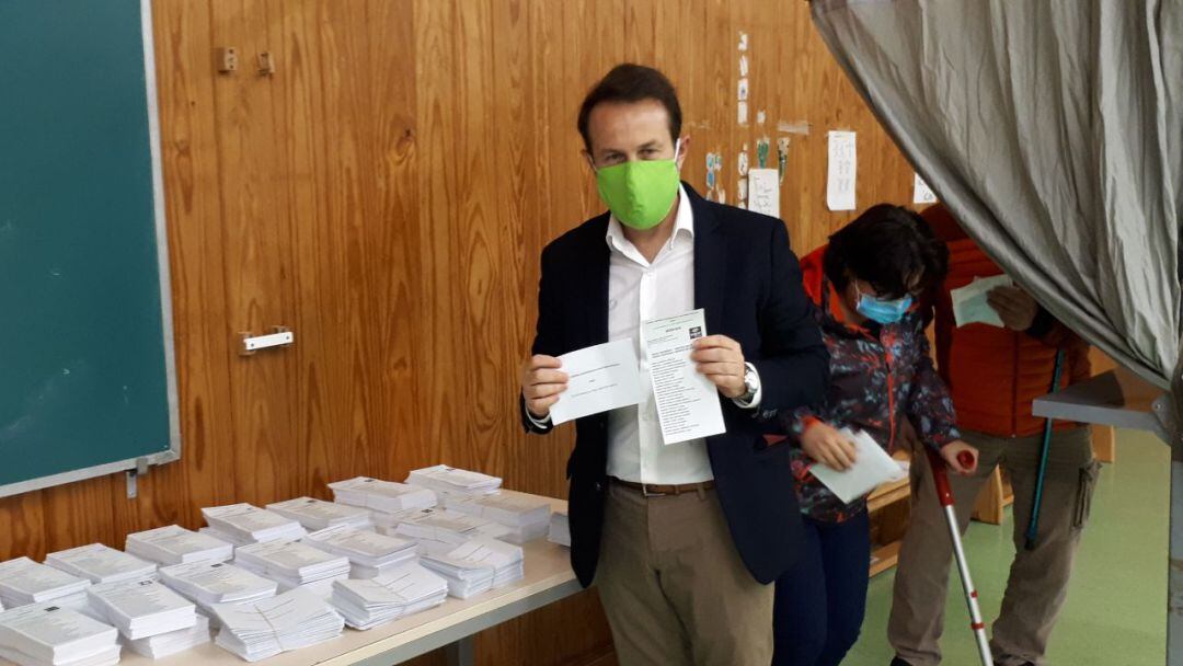 José Ramón Becerra ejerce su derecho al voto en Bilbao