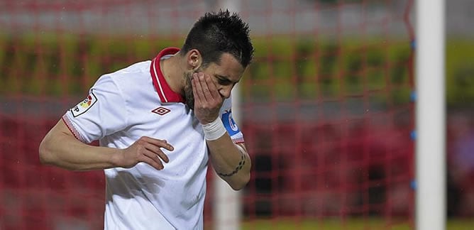 El delantero del Sevilla Álvaro Negredo se lamenta tras fallar una ocasión ante el Celta de Vigo