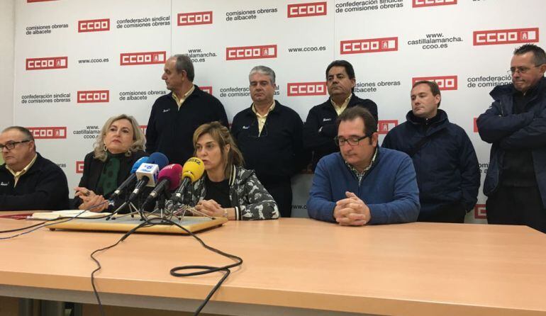 La secretaria provincial de Comisiones Obreras, con algunos de los trabajadores de la empresa de transportes