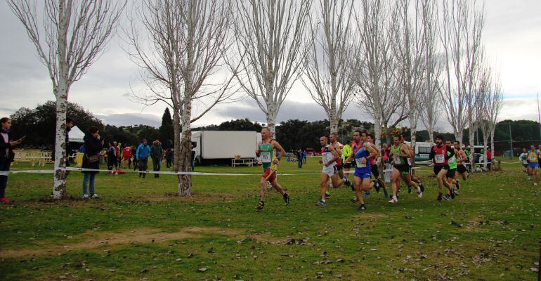 Varios corredores corren en el centro de La Garza de Linares.