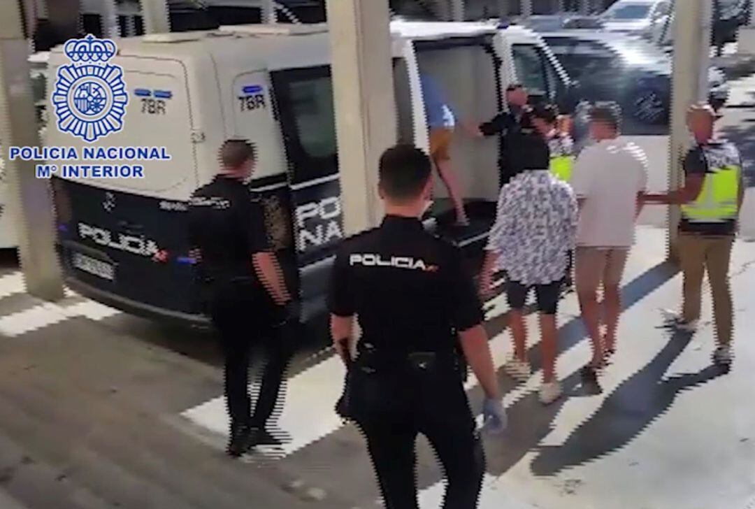 Los cuatro hombres detenidos entrando en el furgón policial