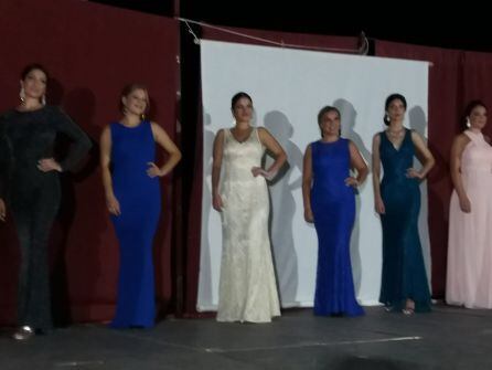 Todas las chicas participantes, en el último pase, con traje de fiesta