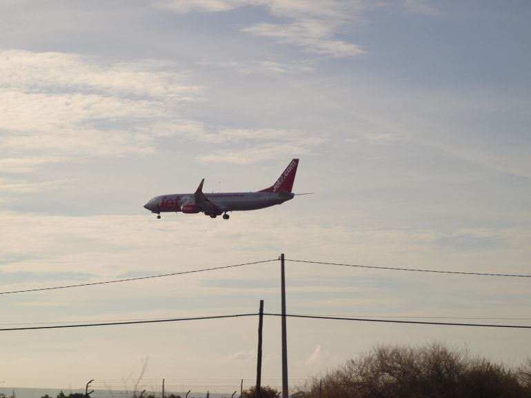 Un avión aterriza en el aeropuerto Alicante-Elche