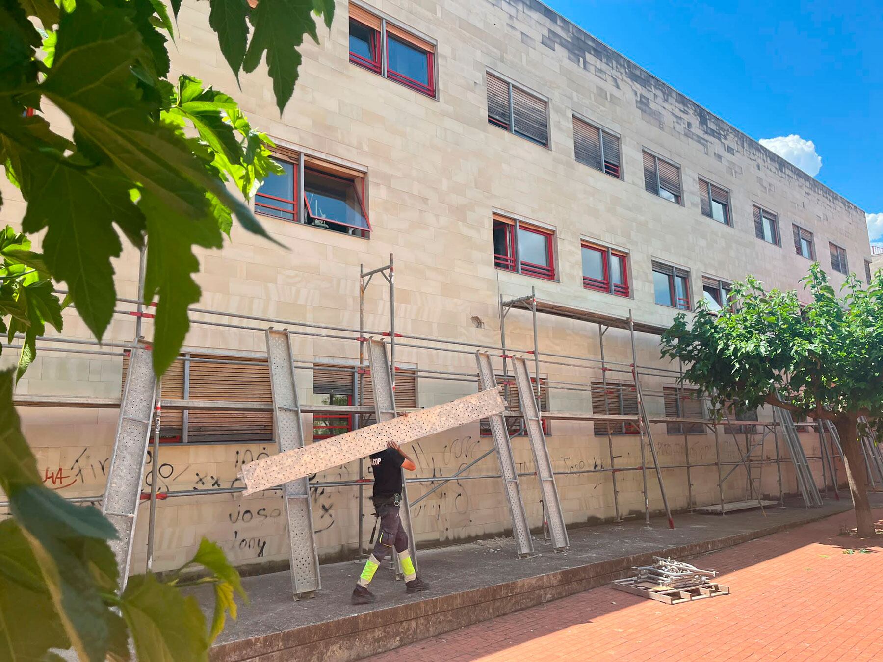 Un operario durante los primeros trabajos de rehabilitación del barrio que se han iniciado este miércoles 31 de mayo