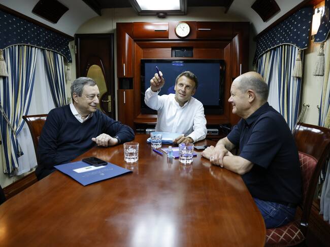 El primer ministro italiano, Mario Draghi; el presiednte francés, Emmanuel Macron, y el canciller alemán, Olaf Scholz, en un tren rumbo a Ucrania.