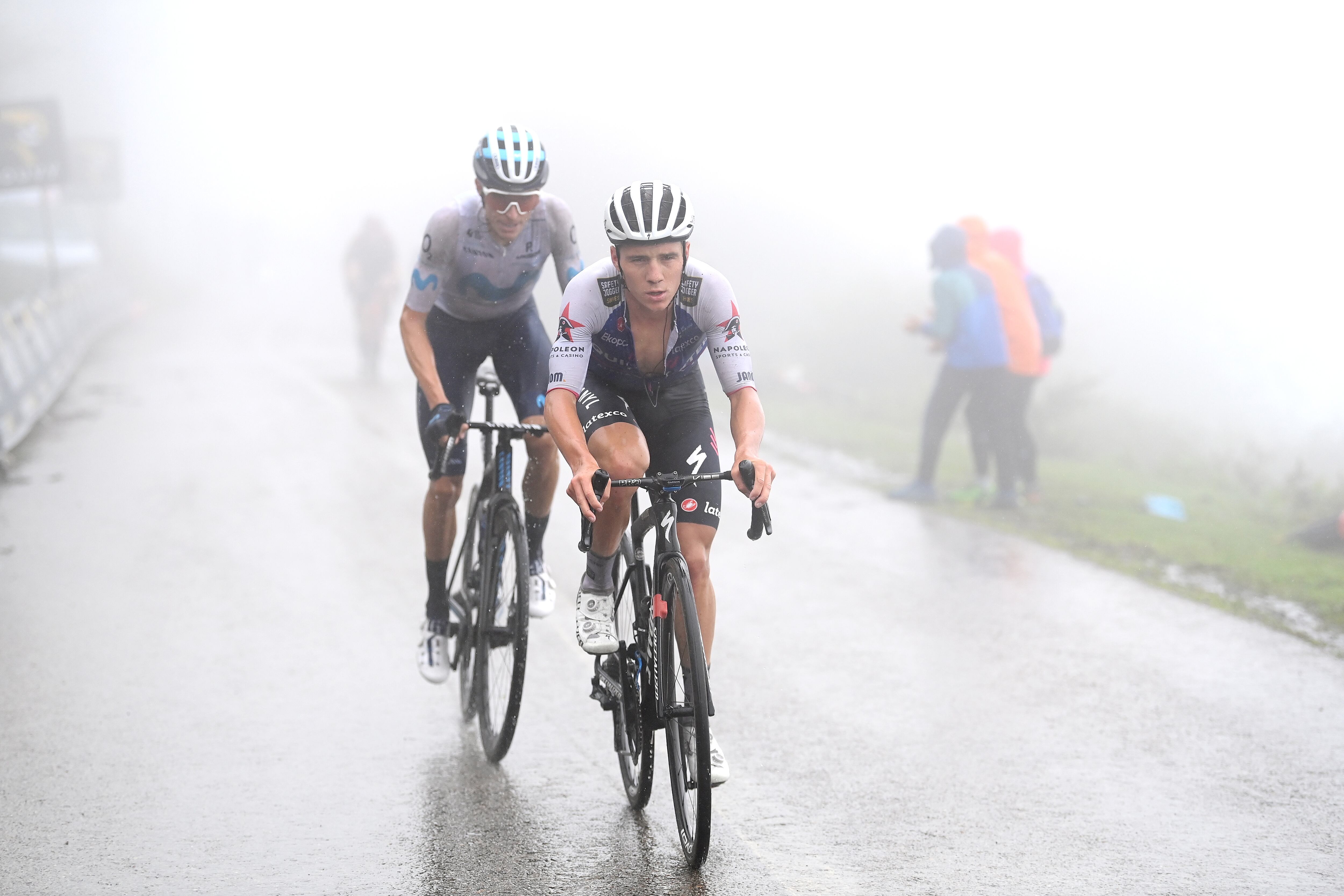 Remco Evenepoel y Enric Mas, durante el ascenso al Pico Jano (Photo by Justin Setterfield/Getty Images)