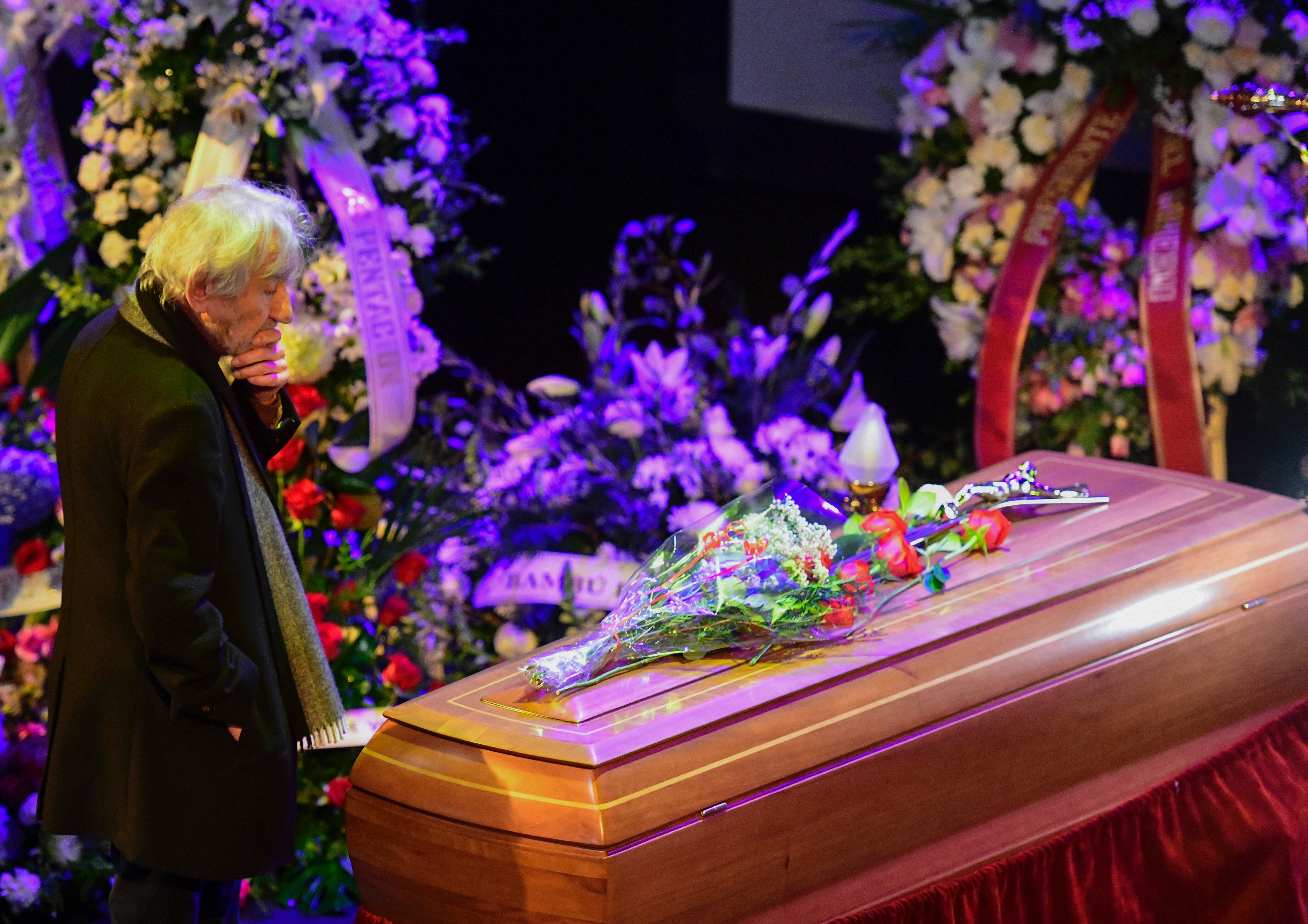 El actor José Sacristán ha acudido a despedirse de su compañera y amiga Concha Velasco en la capilla ardiente instalada en el Teatro de La Latina (Madrid)