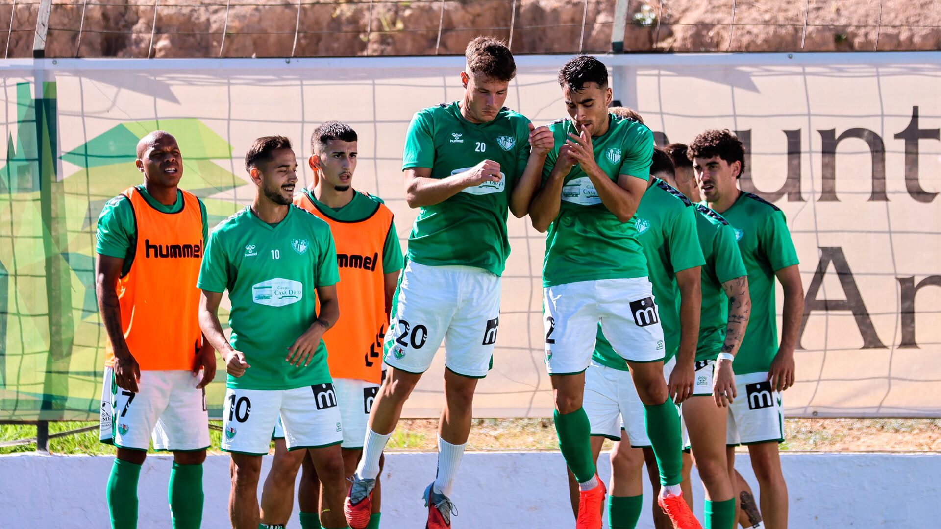Calentamiento del Antequera CF en el último duelo en El Maulí ante el Sabadell