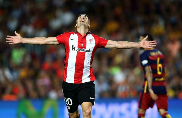 GRA222. BARCELONA, 17/08/2015.- El delantero del Athletic Club Aritz Aduriz celebra su gol, primero del equipo, durante el partido de vuelta de la final de la Supercopa de España que FC Barcelona y Athletic Club juegan hoy en el Camp Nou de Barcelona. EFE