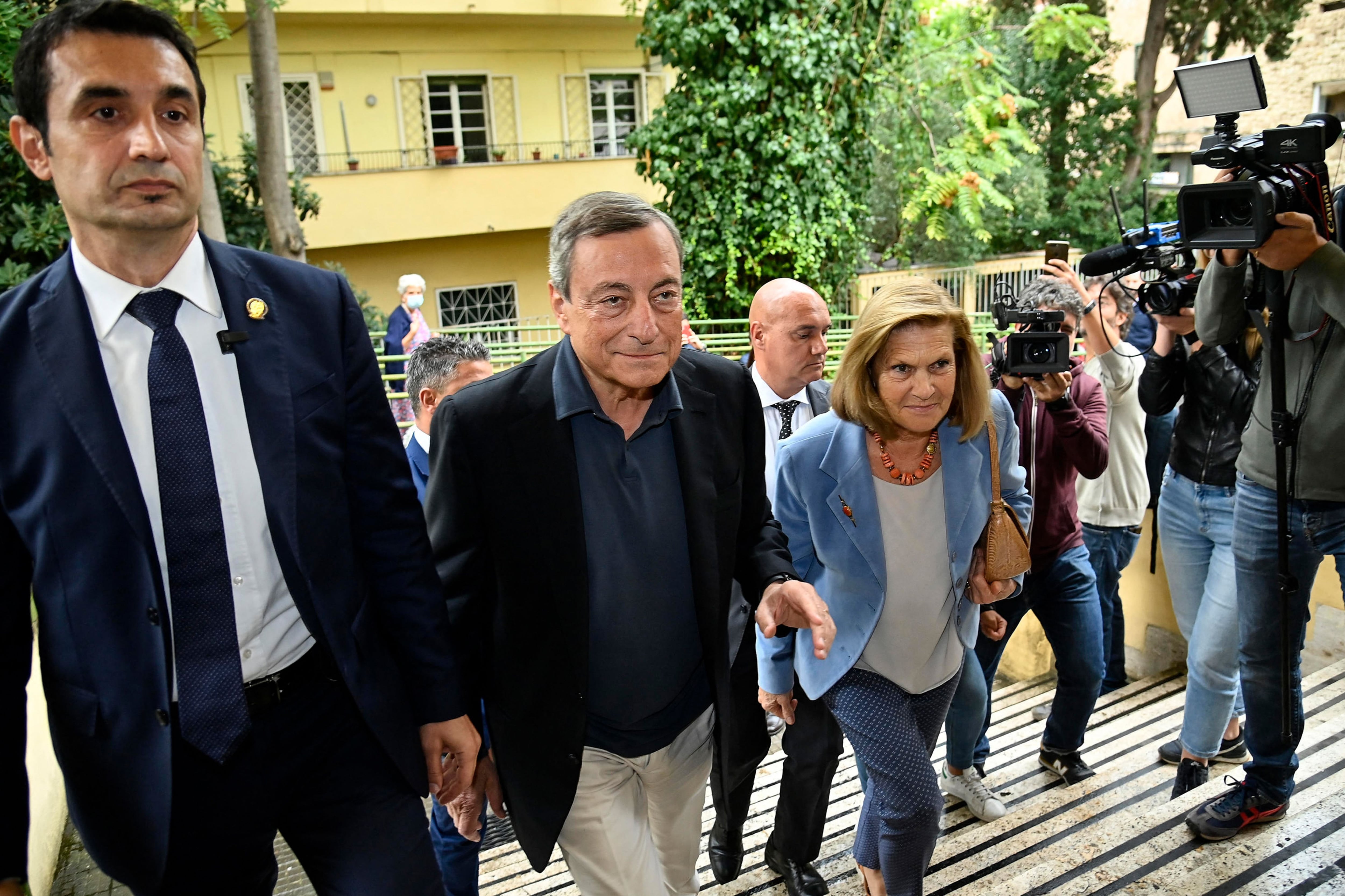 El primer ministro italiano, Mario Draghi, entrando al colegio electoral acompañado de su mujer