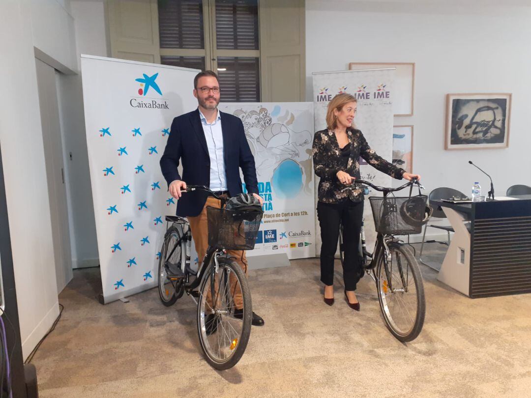 El alcalde de Palma, José Hila, posando junto a la directora territorial de CaixaBank Balears, María Cruz Rivera, en la presentación de la diada