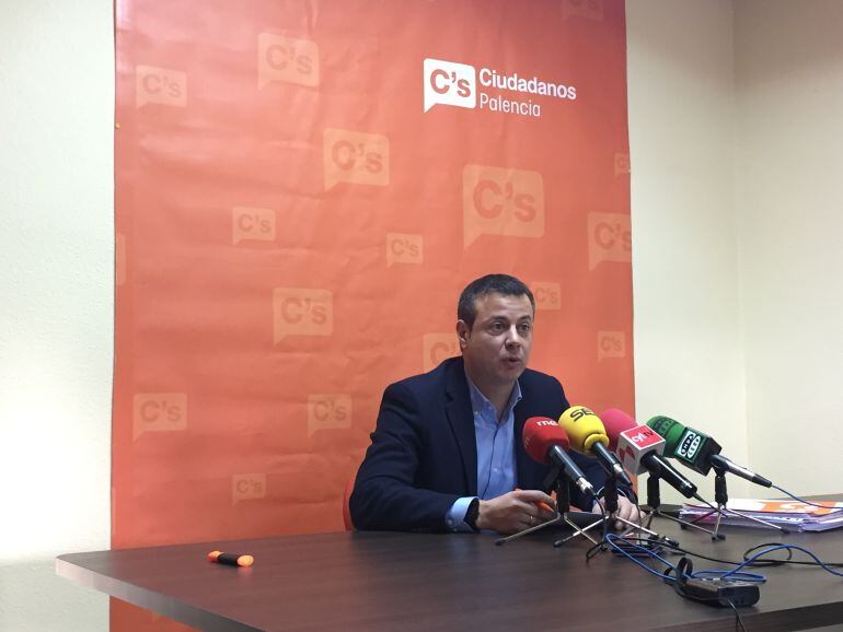 Juan Pablo Izquierdo, Portavoz Municipal de Ciudadanos en el Ayuntamiento de Palencia, en la presentación de las propuestas de su grupo al presupuesto del consistorio. 