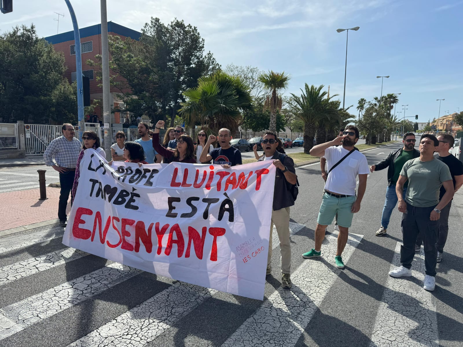 Profesores de IES Cabo de la Huerta cortan la Avenida Costa Blanca este jueves