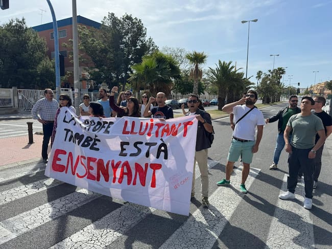 Profesores de IES Cabo de la Huerta cortan la Avenida Costa Blanca este jueves