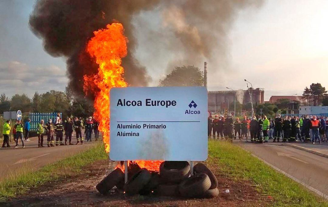 Cartel ardiendo a las puertas de la factoría de Alcoa en la localidad lucense de San Ciprián, duRante las movilizaciones llevada a cabo para evitar el cierre. 