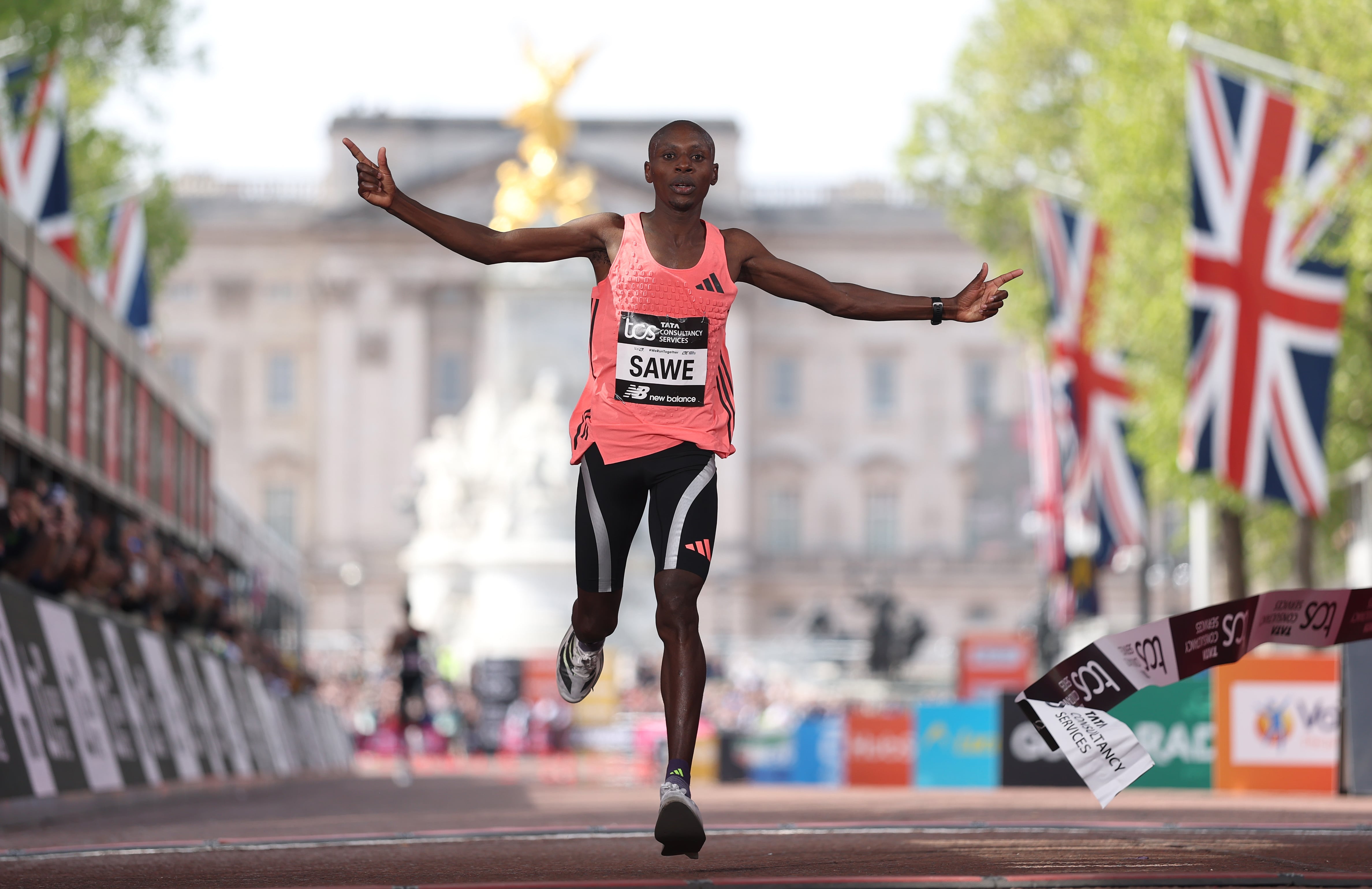 Sabastian Sawe entra en meta tras batir el récord del mundo de maratón en Londres