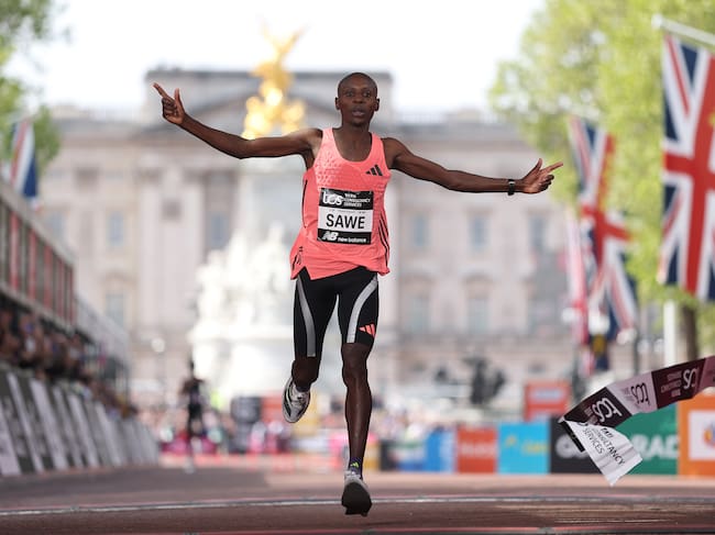 Sabastian Sawe entra en meta tras batir el récord del mundo de maratón en Londres