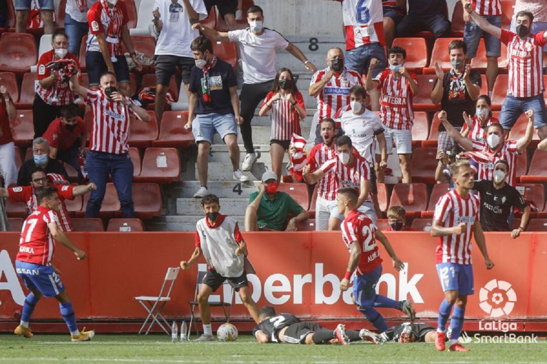 Celebración del gol de Djurdjevic al Burgos.