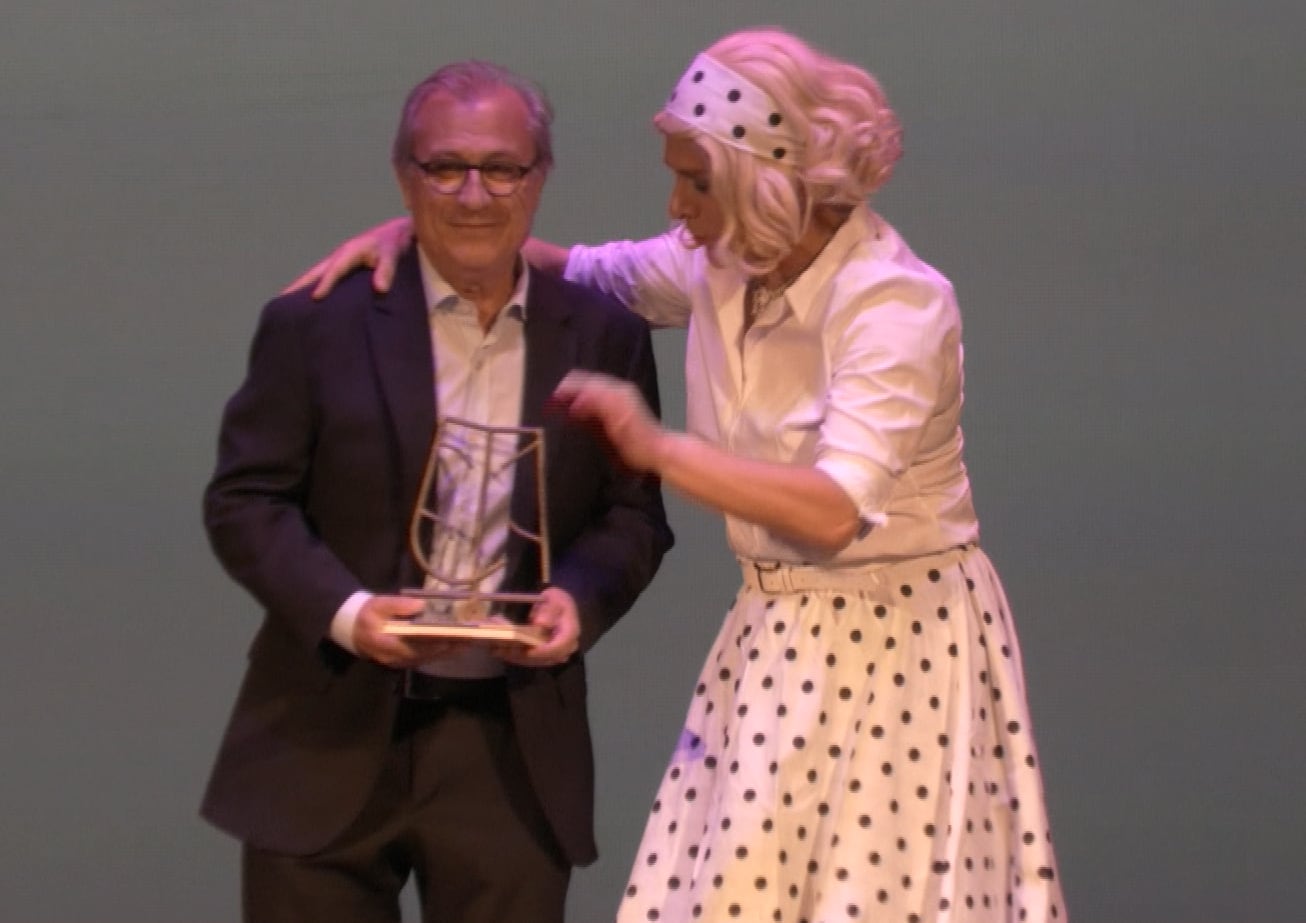 Julián Sáez recibe uno de los premios Tablas