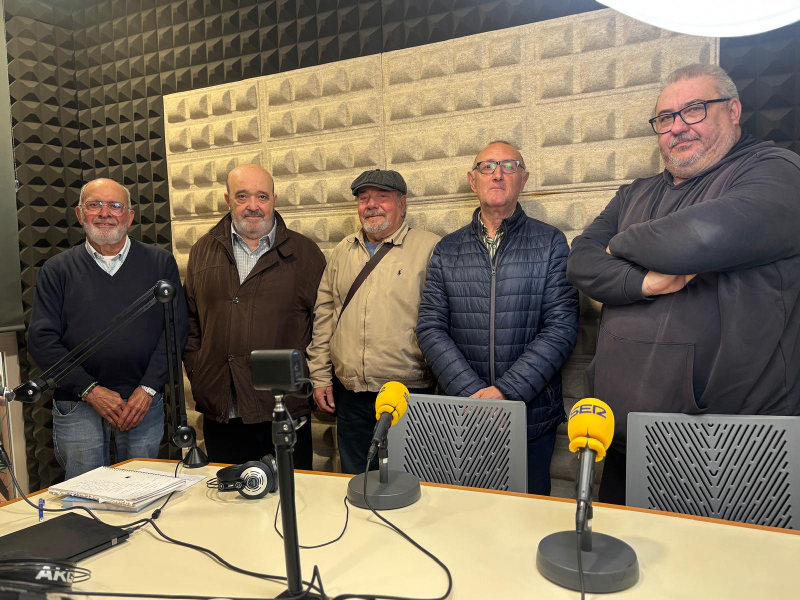 Joaquín Barrera y Paco Aguilar presidente y vicepresidente de la T.C. Flamenca El Gallo. José Luis Martín (presidente FEPAC), Juan Luis Larala y Manolo Coronado,  carnavaleros  Asoc. El Rancho.