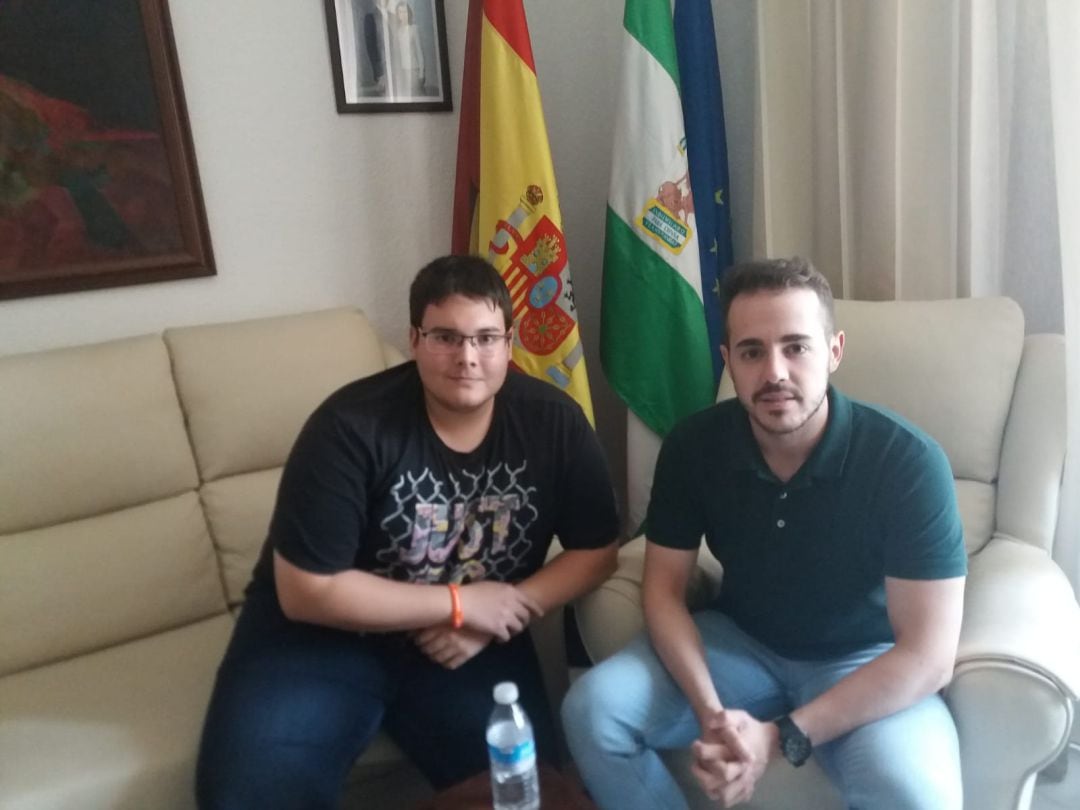 Momento de la reunión entre el concejal de Juventud, Antonio Jesús Díaz, derecha, y el coordinador provincial del IAJ, Daniel Sánchez