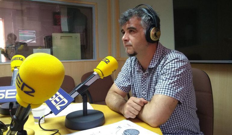 Gabriel Ortega, portavoz de Ganar Móstoles, en los estudios de Ser Madrid Oeste (foto de archivo)