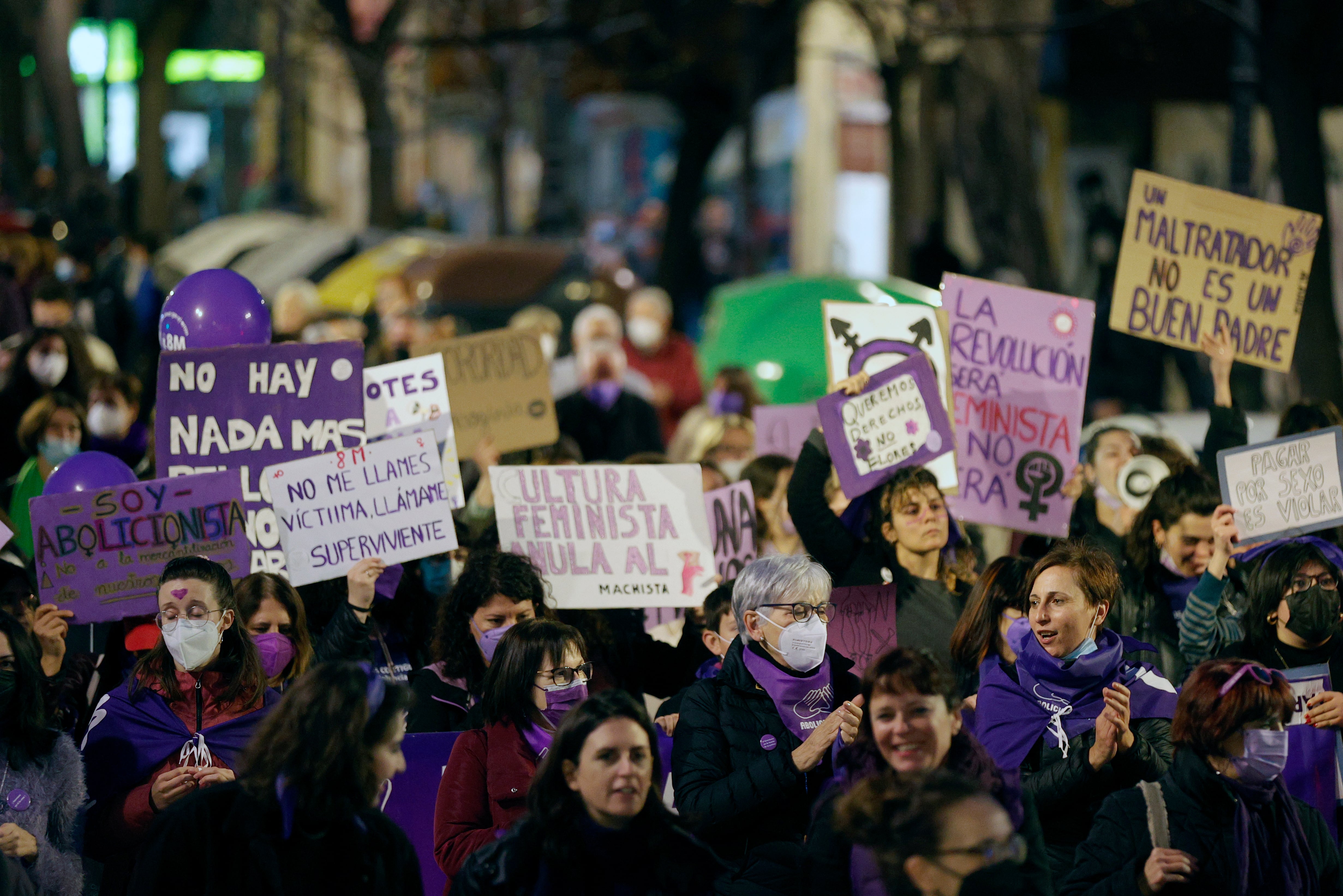 GRAFCVA3489. VALENCIA, 08/03/2022.- El movimiento feminista ha reivindicado este martes una sociedad más justa e igualitaria y la educación en valores de igualdad para un futuro libre de violencia y creencias machistas, desde la unidad y la movilización en la multitudinaria manifestación del 8M que ha recorrido el centro de València.EFE/Manuel Bruque
