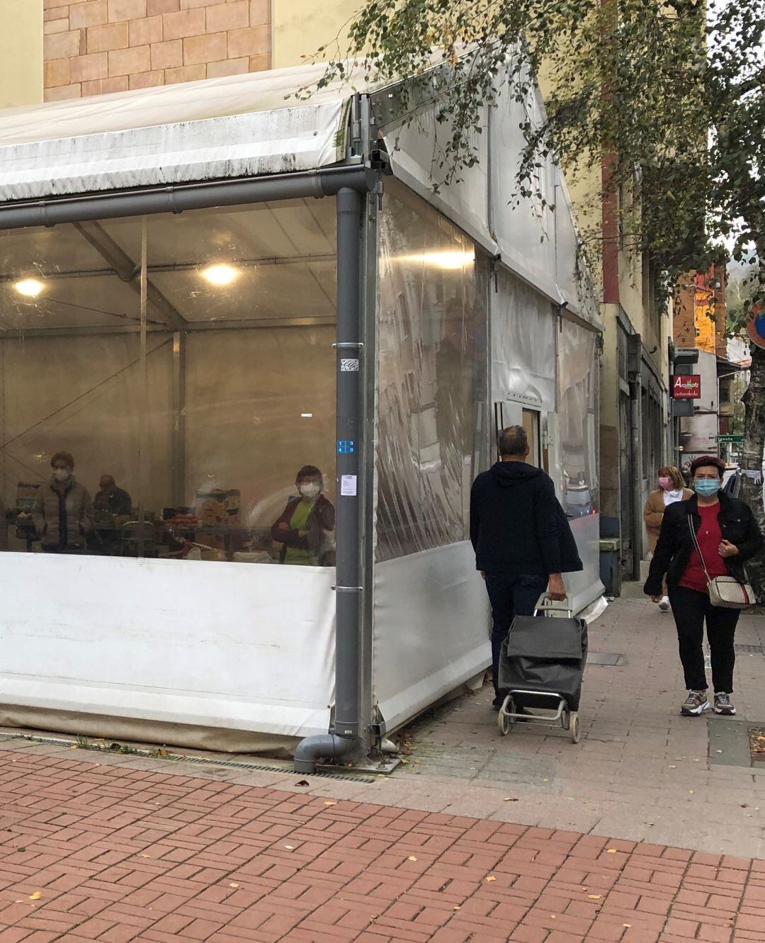 Entrada al mercado de abastos de Eibar, en los locales antes ocupados por el Cine Rialto