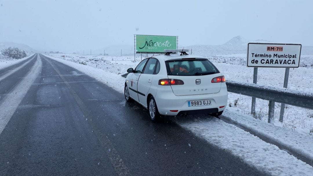 Coche parado en una carretera nevada de Caravaca