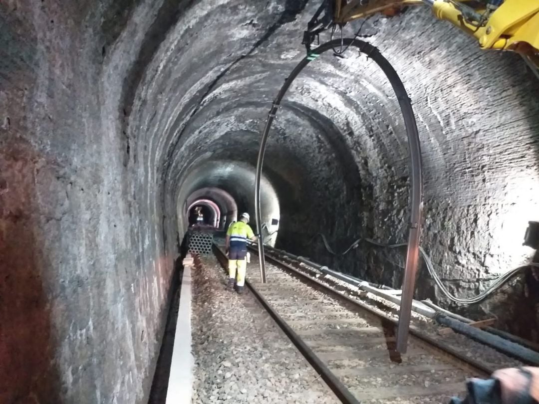 Trabajos de colocación de cerchas en un túnel de trazado del tren Alcoi-Xàtiva