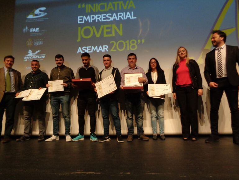 Los premiados posan al final de la gala con representantes de ASEMAR