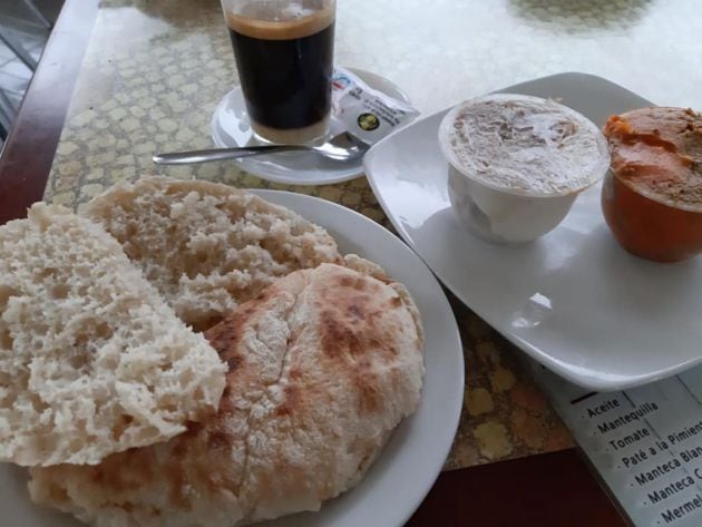 Molletes con mantecasa de la casa en la Venta Julián de El Bosque