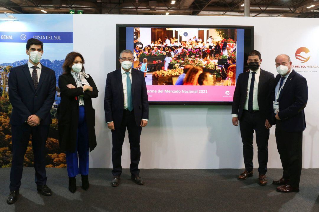 Francisco Salado, presidente de Turismo Costa del Sol, en la segunda jornada de Fitur junto Francisco Santos; Margarita del Cid, Cristóbal Ortega y Manuel Barón