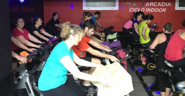 Varias personas participan en una clase de Ciclo Indoor.