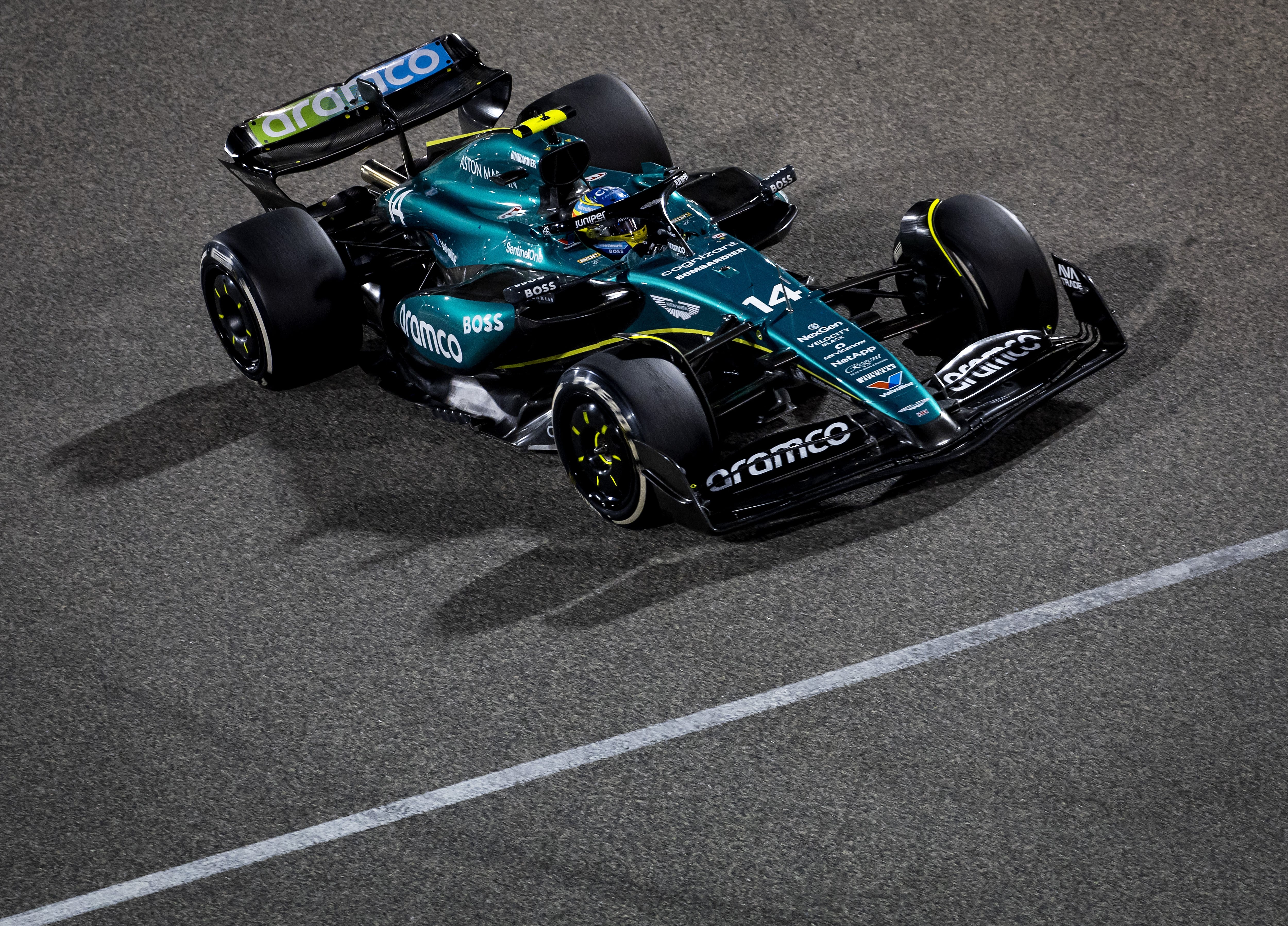 Fernando Alonso, encima de su Aston Martin durante el GP de Bahréin de Fórmula 1 (Photo by ANP via Getty Images)