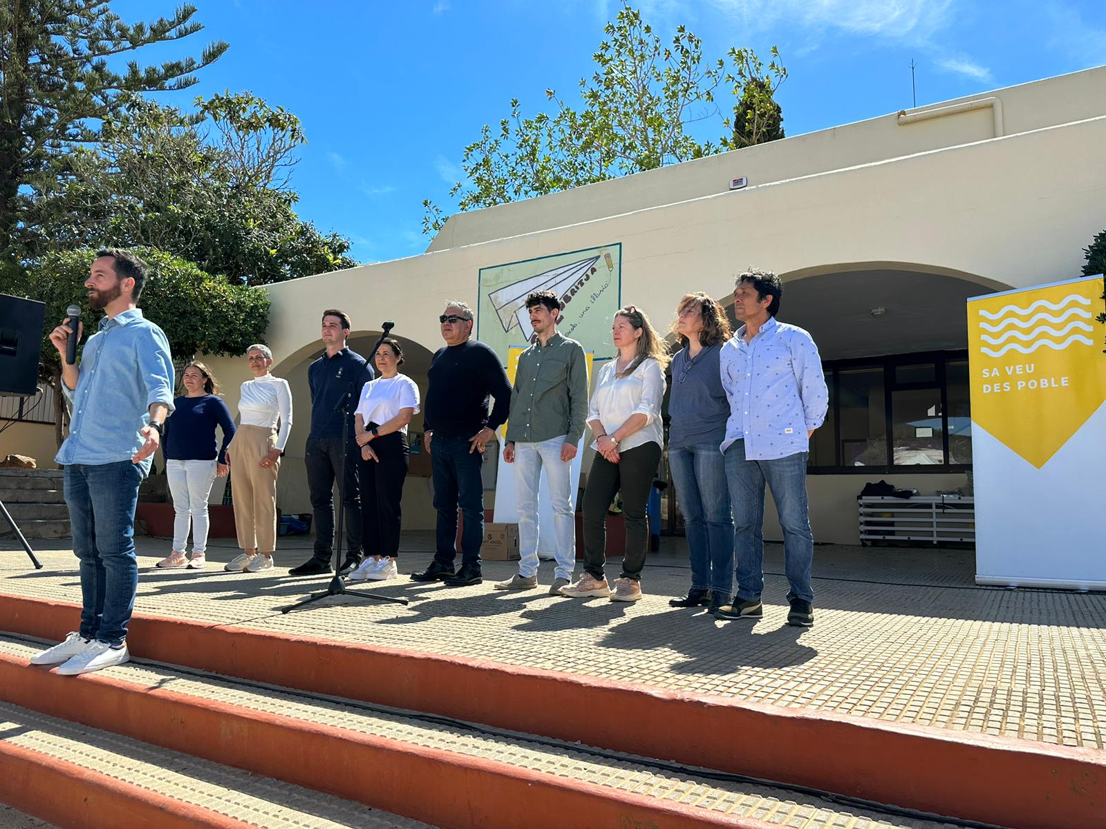 Javier Torres, cabeza de cartel , presentando a los integrantes de la lista