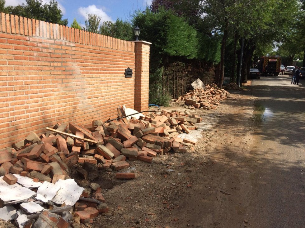 Muro derribado por el agua en Eurovillas.